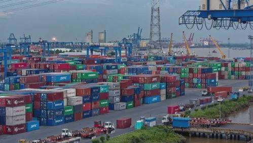 8000個集裝箱堆積如山 突發(fā) 一港口突遭襲擊,有貨輪被擊中...